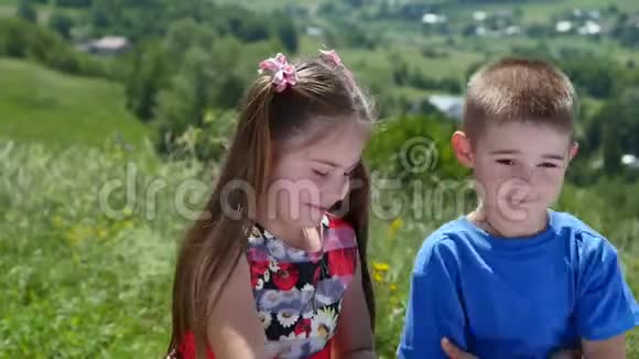 两个孩子在公园户外玩耍视频的预览图
