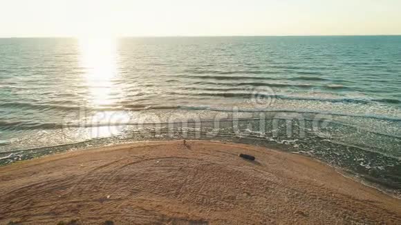 空中无人机拍摄的海浪冲向海滩岩石海岸的画面无人机从山崖飞向大海风景优美视频的预览图