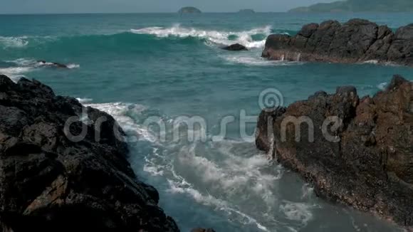 慢镜头大海浪撞击岩石海浪拍打着海面上的岩石视频的预览图