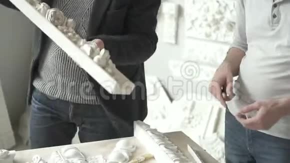 建筑师修复与石膏装饰工作视频的预览图