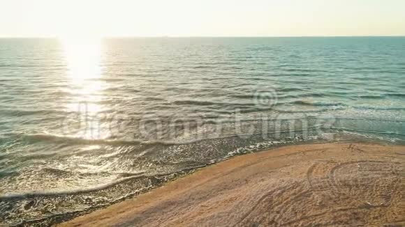 空中无人机拍摄的海浪冲向海滩岩石海岸的画面无人机从山崖飞向大海风景优美视频的预览图