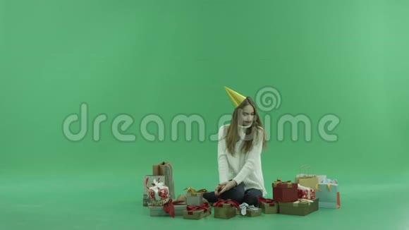 漂亮的年轻女人得到了非常好的圣诞礼物使她快乐色键背景视频的预览图