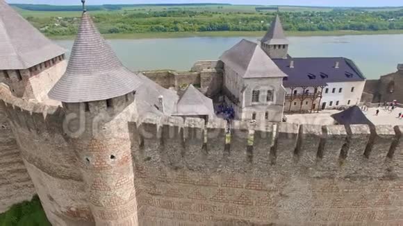 中世纪城堡Khotyn设防墙的鸟瞰图视频的预览图