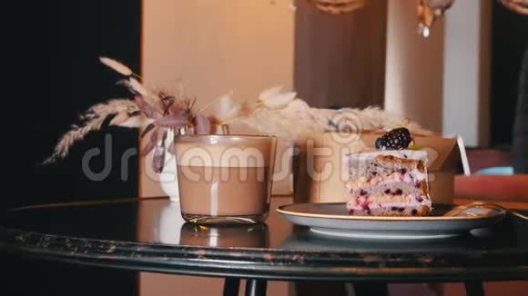 一家面包店一顿美味的早餐桌上放一块黑莓蛋糕和一杯咖啡视频的预览图