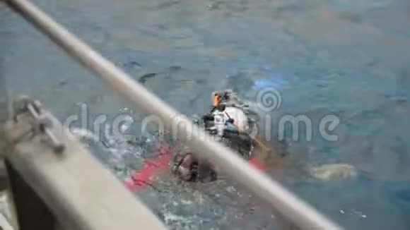 潜水员漂浮在水面上视频的预览图