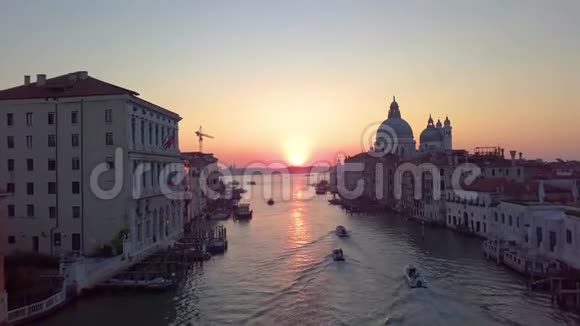 鸟瞰威尼斯日出时拍摄的风景视频视频的预览图