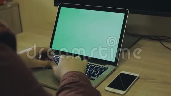 在笔记本电脑上工作的人视频的预览图