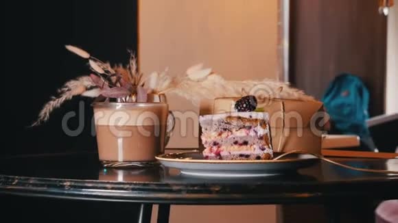 一顿美味的早餐桌上放一块黑莓蛋糕和一杯咖啡视频的预览图