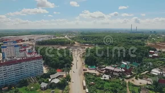 萨马拉市夏季现代建筑交通圈建设的空中长镜头视频的预览图