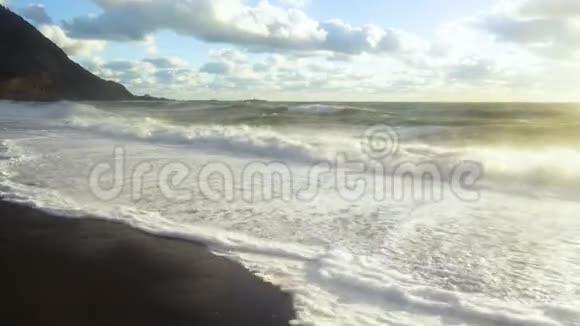 太阳用波浪照耀着暴风雨的大海视频的预览图