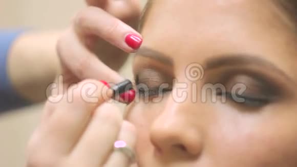 化妆师画这个女人眼睛视频的预览图