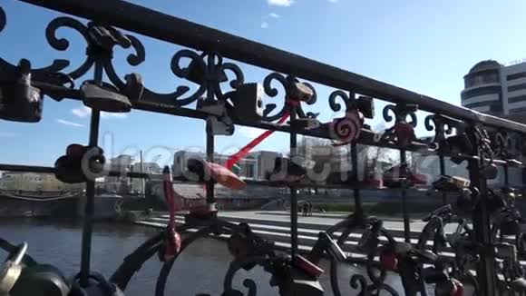 锁在桥的篱笆上作为新婚夫妇爱情和相互感情的象征把锁闭起来视频的预览图