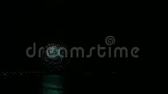 江面上空夜空中的节日焰火在水中反射时间跨度视频的预览图