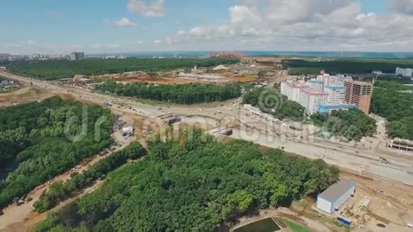 俄罗斯夏季公路重建和现代建筑施工的空中拍摄视频的预览图