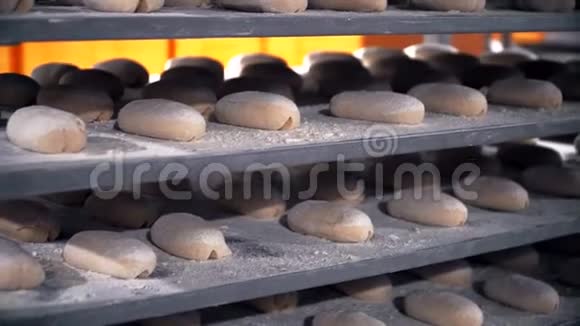 面包店的面包制作新鲜烘焙面包视频的预览图