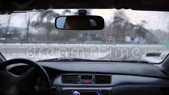 在下雪的时候开车视频的预览图