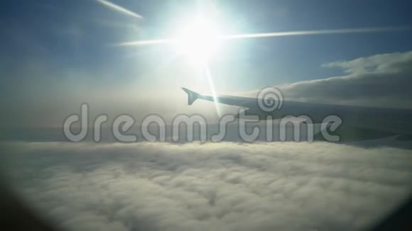 飞机机翼飞机窗户飞机的机翼从窗口飞机飞行飞行在飞机上方的机翼视频的预览图