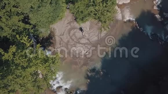 极端摩托车手骑在河边莫托科罗斯莫托波特视频的预览图