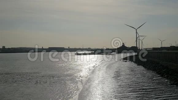 黄昏时分在埃塞克斯的蒂尔伯里泰晤士河畔的风力涡轮机视频的预览图