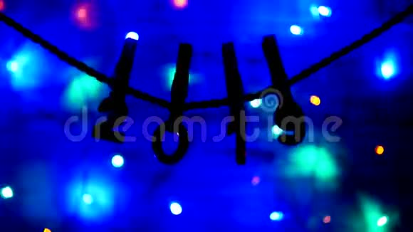 数字2019挂在衣架和绳子上圣诞灯在背景上2019年新年圣诞节视频的预览图