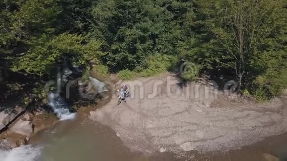极端摩托车手骑在河边莫托科罗斯莫托波特视频的预览图