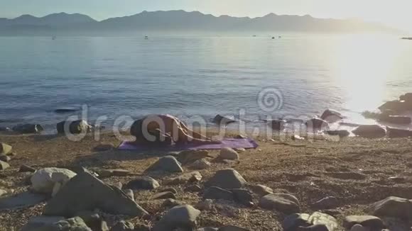 早上在沙滩上做瑜伽玫瑰的女孩视频的预览图