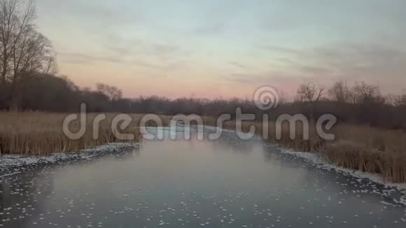 日落时结冰的河流视频的预览图