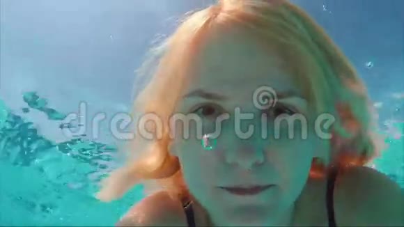 一个年轻的女人正在看水下的照相机头发美丽地漂浮在阳光下锻炼以保持你的呼吸视频的预览图
