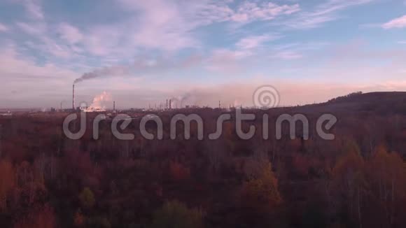 俯视鸟瞰秋季景观及工业厂房工业工厂的空气污染把烟扔进去的管子视频的预览图