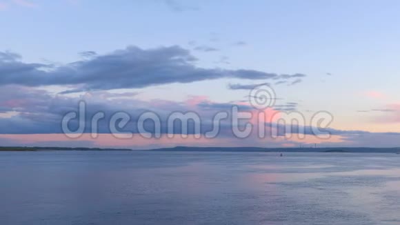 傍晚的河流景观日落时蓝色和粉红色的天空间隔射击时间流逝俄罗斯萨拉托夫城伏尔加河视频的预览图