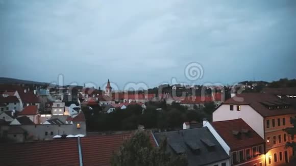 捷克共和国塞斯基克鲁姆洛夫城堡塔和城市景观在秋夜联合国教科文组织世界遗产中心视频的预览图