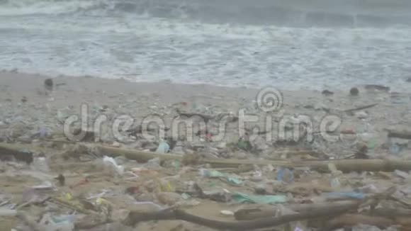 热带海洋海滩污染充满垃圾生态灾难印度尼西亚的灾难视频的预览图