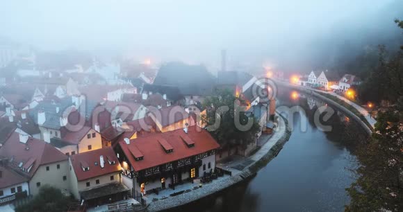 捷克共和国塞斯基克鲁姆洛夫秋天的城市风景早晨雾霭联合国教科文组织世界遗产中心视频的预览图
