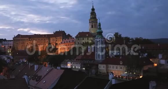 捷克共和国塞斯基克鲁姆洛夫城堡塔和城市景观在秋夜联合国教科文组织世界遗产中心视频的预览图