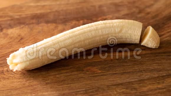 香蕉被剥皮和切割停止运动动画视频的预览图