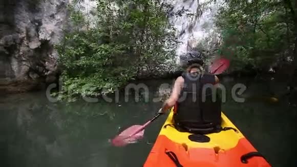 在红树丛中划皮艇到悬崖视频的预览图