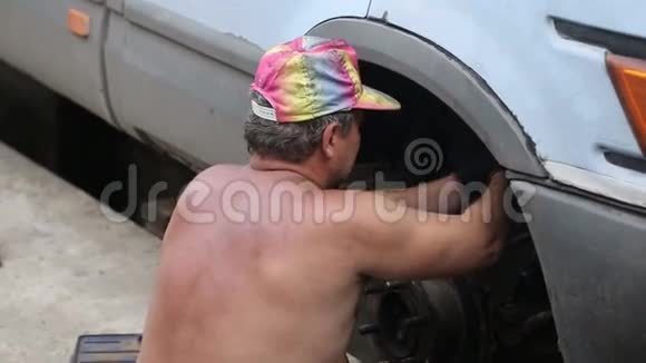 农村男子修理汽车视频的预览图