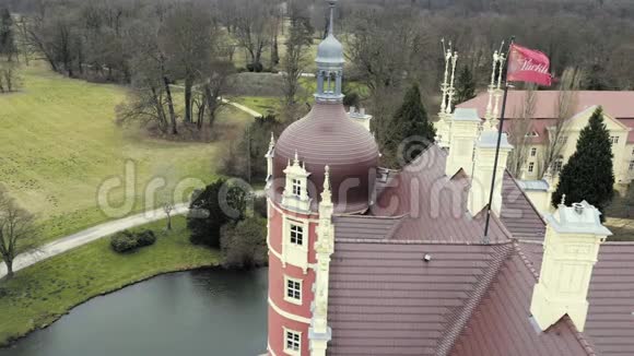 从带有红色立面的古典主义城堡屋顶的塔楼上观看视频的预览图