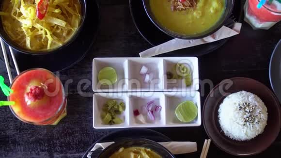 餐厅提供北泰菜的khaoxoi汤顶部视图视频的预览图