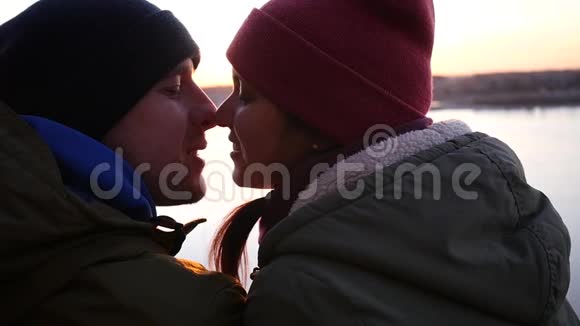 一对恩爱夫妻在日落时分在户外接吻慢动作1920x1080全高清视频的预览图