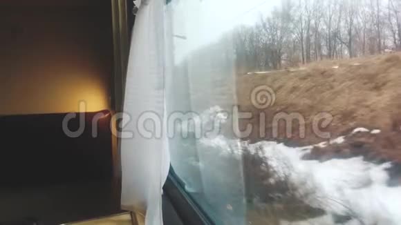 室内货车冬雪林窗外铁路车厢内一辆火车车厢概念火车旅程视频的预览图