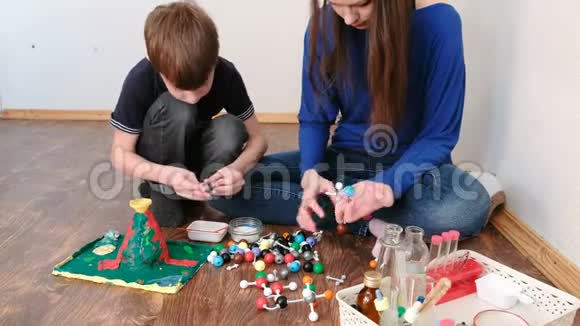 妈妈带儿子搭建分子模型的彩色塑料搭建套装视频的预览图