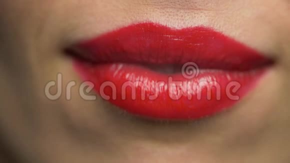 带红色口红的微笑女人的嘴唇或嘴视频的预览图