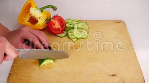在木切板上用刀切黄瓜视频的预览图