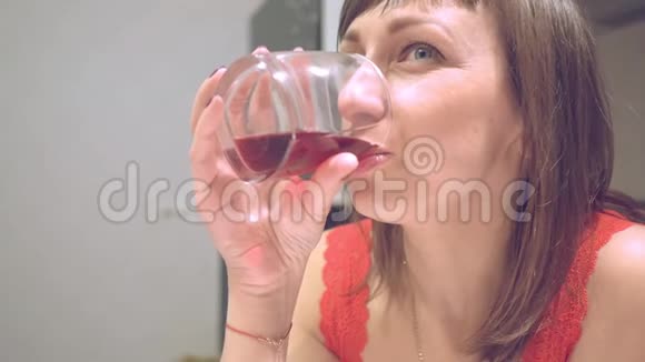 一个女人喝酒尴尬地微笑视频的预览图
