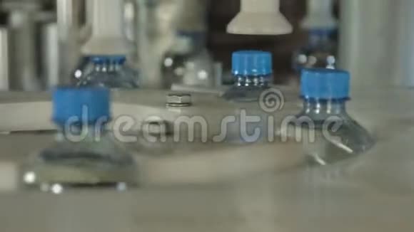 工业机器把塑料瓶盖上视频的预览图