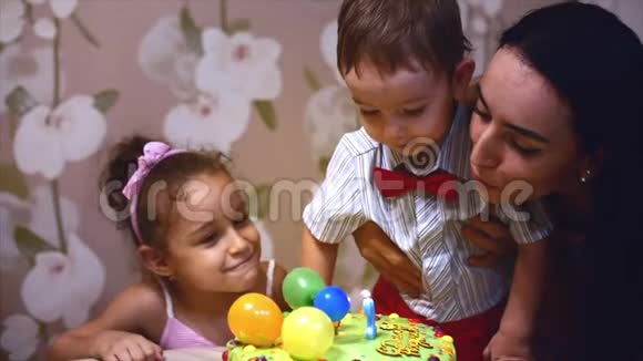 幸福家庭的观念快乐的小男孩和他的家人他的母亲和小男孩一起庆祝生日视频的预览图
