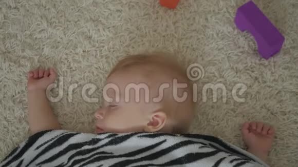 一个睡在家里地板上的可爱的婴儿视频的预览图