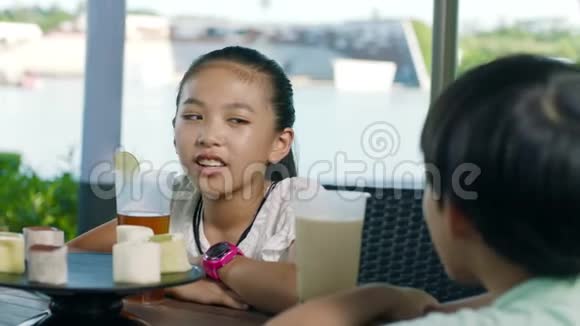 亚洲家庭在户外座位上喝酒和交谈享受家庭欢乐时光慢动作视频的预览图
