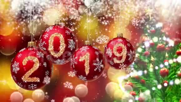 红色的球数字2019挂在一个金色的背景和旋转圣诞树3D渲染视频的预览图